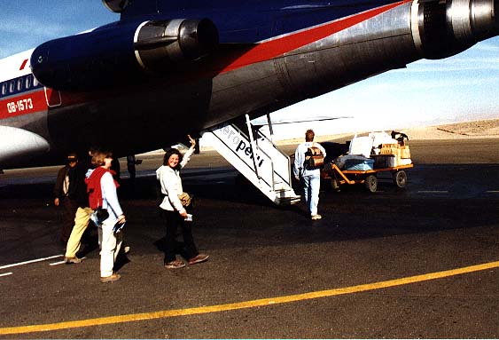 Otto, Femke, Patricia en Diederick lopen naar het vliegtuig